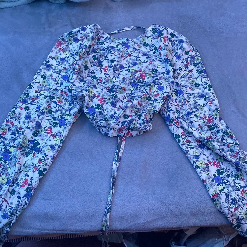 Floral cropped open backed long sleeve shirt. Shein size medium